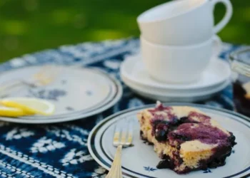 bolo de café com limão e mirtilo