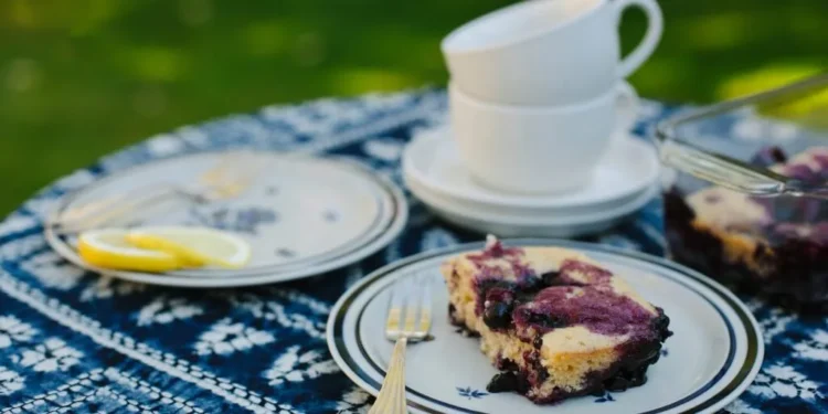 bolo de café com limão e mirtilo