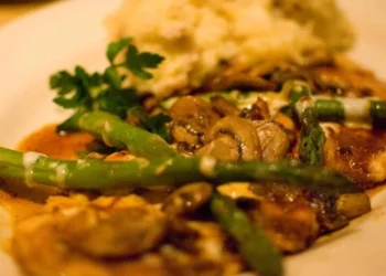 Frango Madeira, uma receita sofisticada e cheia de sabor, inspirada no famoso Cheesecake Factory