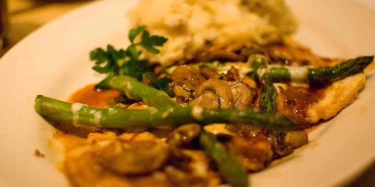 Frango Madeira, uma receita sofisticada e cheia de sabor, inspirada no famoso Cheesecake Factory