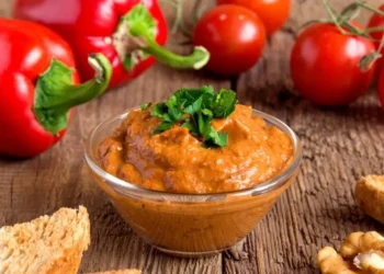 Molho cremoso de pimentão assado perfeito para aperitivos e sanduíches