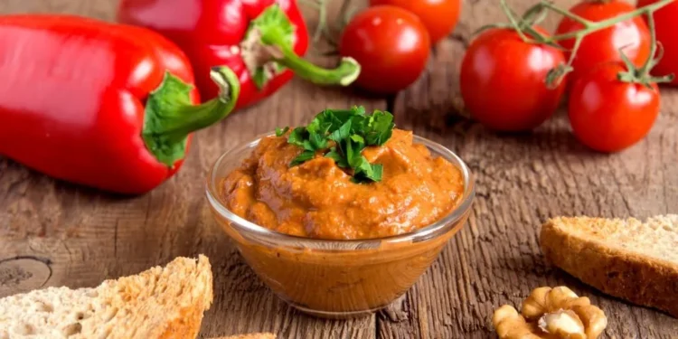 Molho cremoso de pimentão assado perfeito para aperitivos e sanduíches