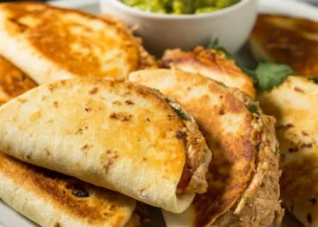 Quesadillas de chipotle caseiras, uma explosão de sabores mexicanos no seu prato.