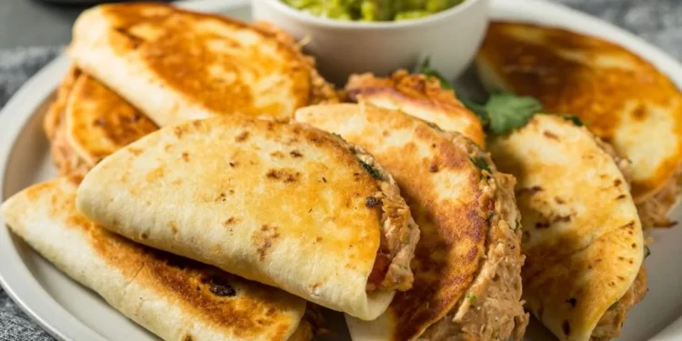 Quesadillas de chipotle caseiras, uma explosão de sabores mexicanos no seu prato.