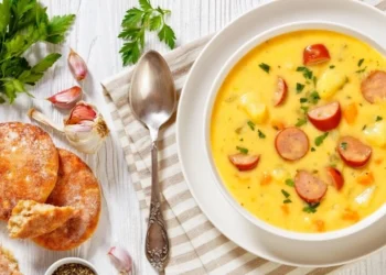 Sopa cremosa de batata Cajun pronta