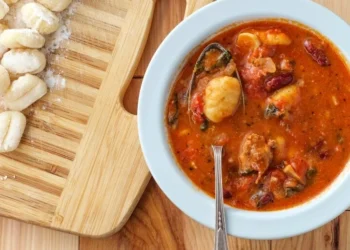 Sopa-de-Nhoque-Cremosa-com-Salsicha