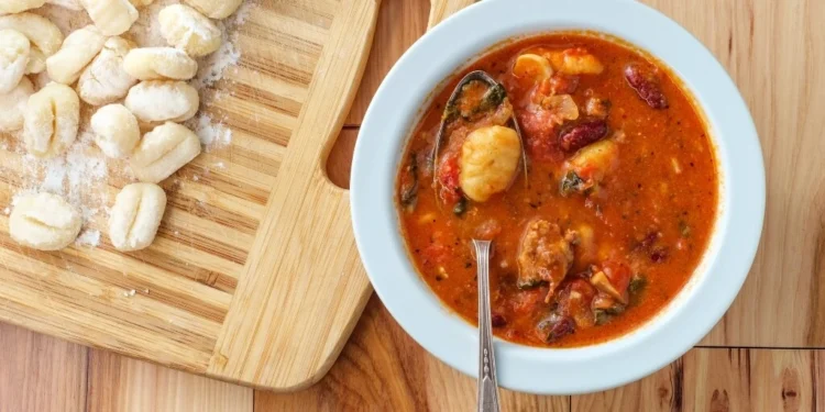 Sopa-de-Nhoque-Cremosa-com-Salsicha