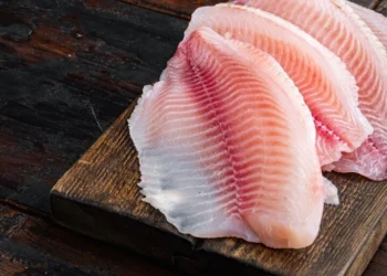 Tilápia empanada com parmesão, uma receita rápida e cheia de sabor.